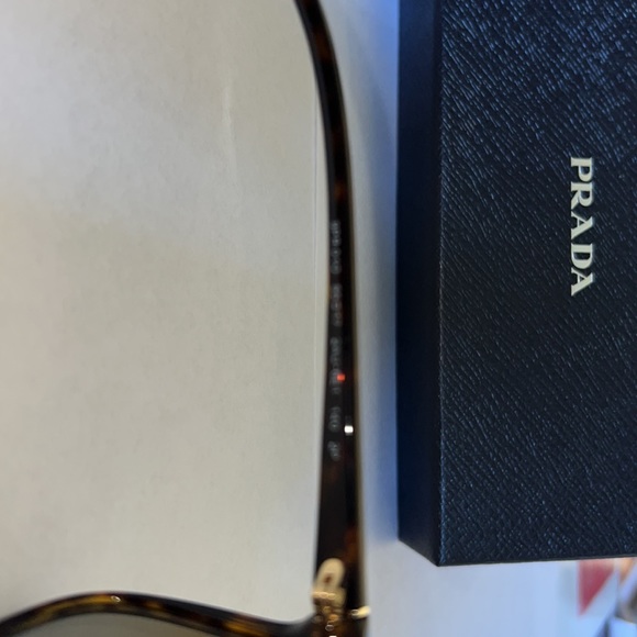 Prada SPR 010 5517  2AU-6E1 sunglasses, ex condition, w/original packaging - Picture 3 of 4